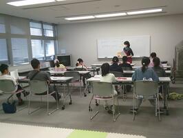 メッセージカードの作成について説明している様子