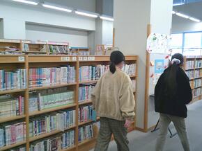 テーマを考えている様子