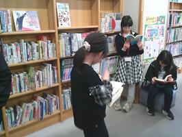 本を探している様子