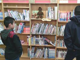 本を探している様子