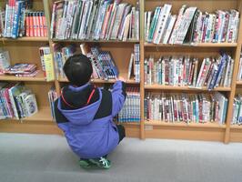 本を探している様子