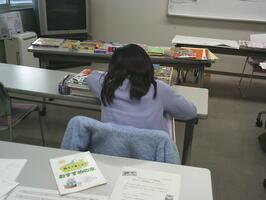 世界地図を作成している様子