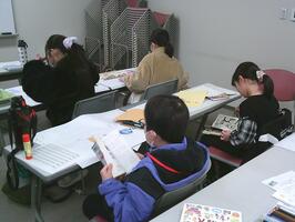 世界地図を作成している様子