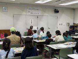 こどもが作品を発表している写真