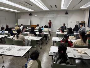 岡田さんがハーモニカを演奏している写真