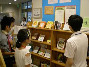 館内見学中の子どもたちの写真