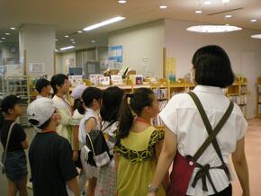 図書館見学の様子