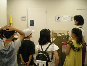 対面朗読室の見学の様子