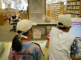 本を貸出している様子