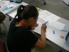 紹介文を書いている様子