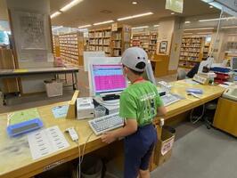 本を返却している様子