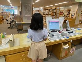 本の貸し出しの様子