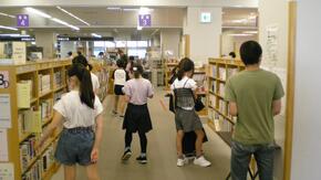 ブックフェアの本を探している様子