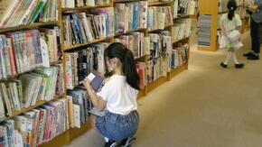 ブックフェアの本を探している様子