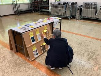 展示した資料を手に取っているところ