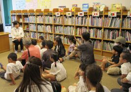 おはなしそよかぜの活動の様子