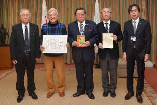 旭堂南陵氏、竹山市長、松井中央図書館長