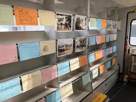 移動図書館利用者からのメッセージを展示している様子