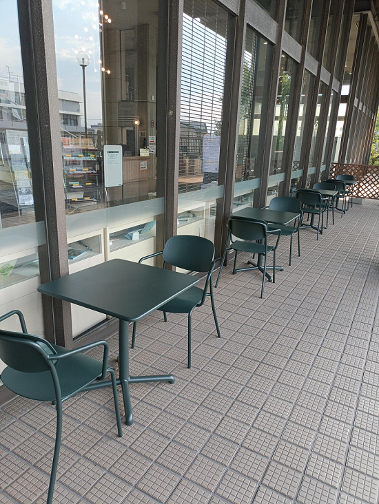 中央図書館に新しく設置したテラス席