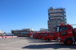 車両分列行進の様子
