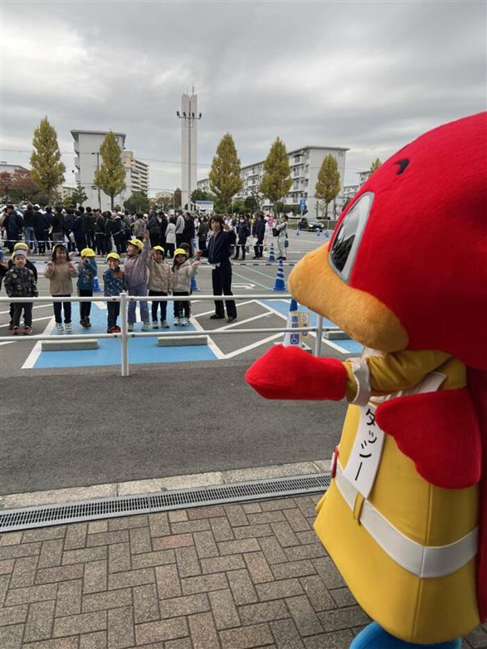 訓練会場にタッシーも応援に！