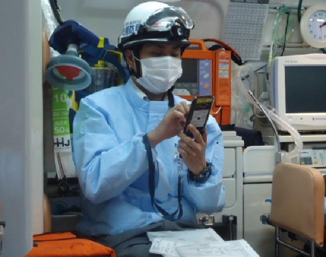 スマートフォンで病院検索している写真