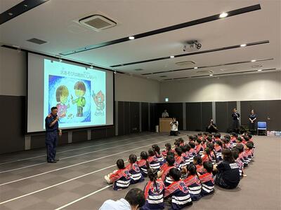 消防職員のお話をしっかりと聞く様子