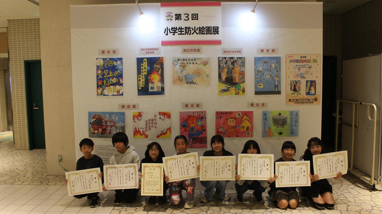 絵画の前で集合写真