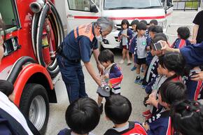消防車の説明を聞くクラブ員