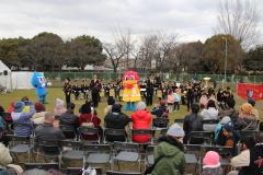 出初式でタッシーが音楽隊とダンスしている写真