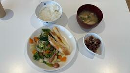 完成品　ごはん、味噌汁、ふりかけ、野菜炒め、春巻きの写真