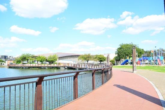 家原大池公園のウッドデッキ