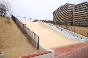 田園公園人研ぎすべり台