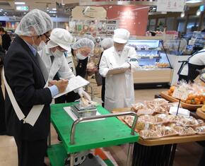 野菜売り場での計量風景