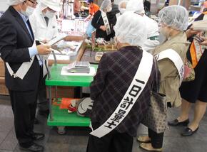 魚介類売場での計量風景