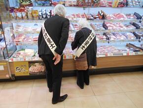 精肉売場での商品選定風景