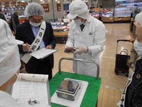 お惣菜の計量風景