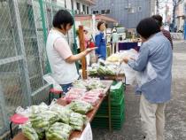 美原本通り商店街つどいの広場みっぱらでの美原朝市