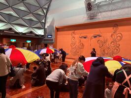 パラバルーンをする親子の様子