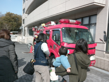 消防者を見る親子の様子