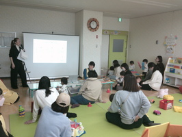 遊ばせながら話を聞く保護者の様子