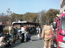 消防車を見学する親子の様子