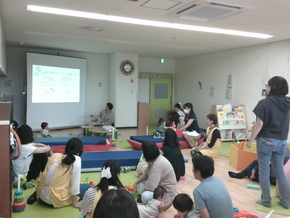 こどもを遊ばせながら講座の様子を聞く保護者の様子