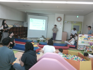 質問する保護者の様子