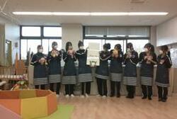 絵本を読む西高校の生徒さんの様子。