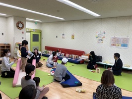 図書館司書による読み聞かせをしている様子