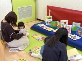 絵本を選ぶ親子の様子