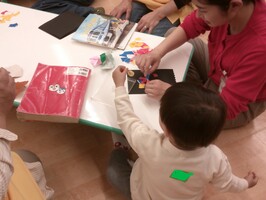 作品を作る親子の様子。