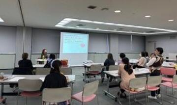 話を聞く保護者の様子