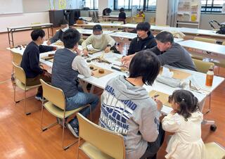 ランタンを作るパパたちの様子